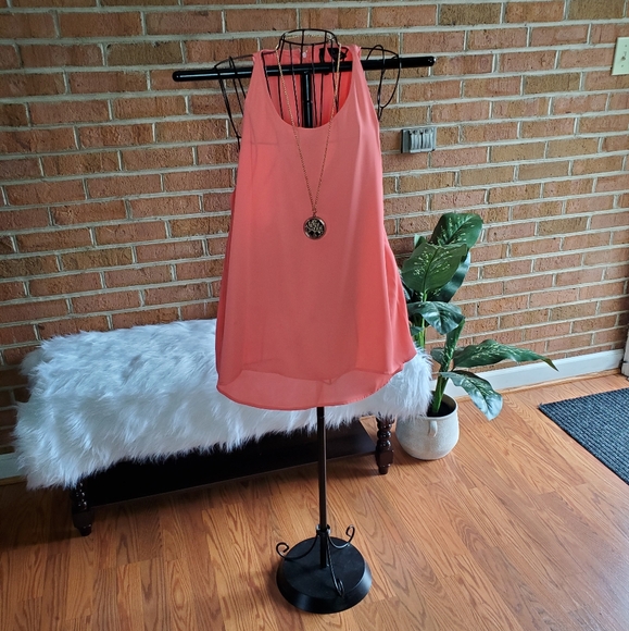 SOLD.  Ladies sleeveless 👚 Blouse - Picture 2 of 5